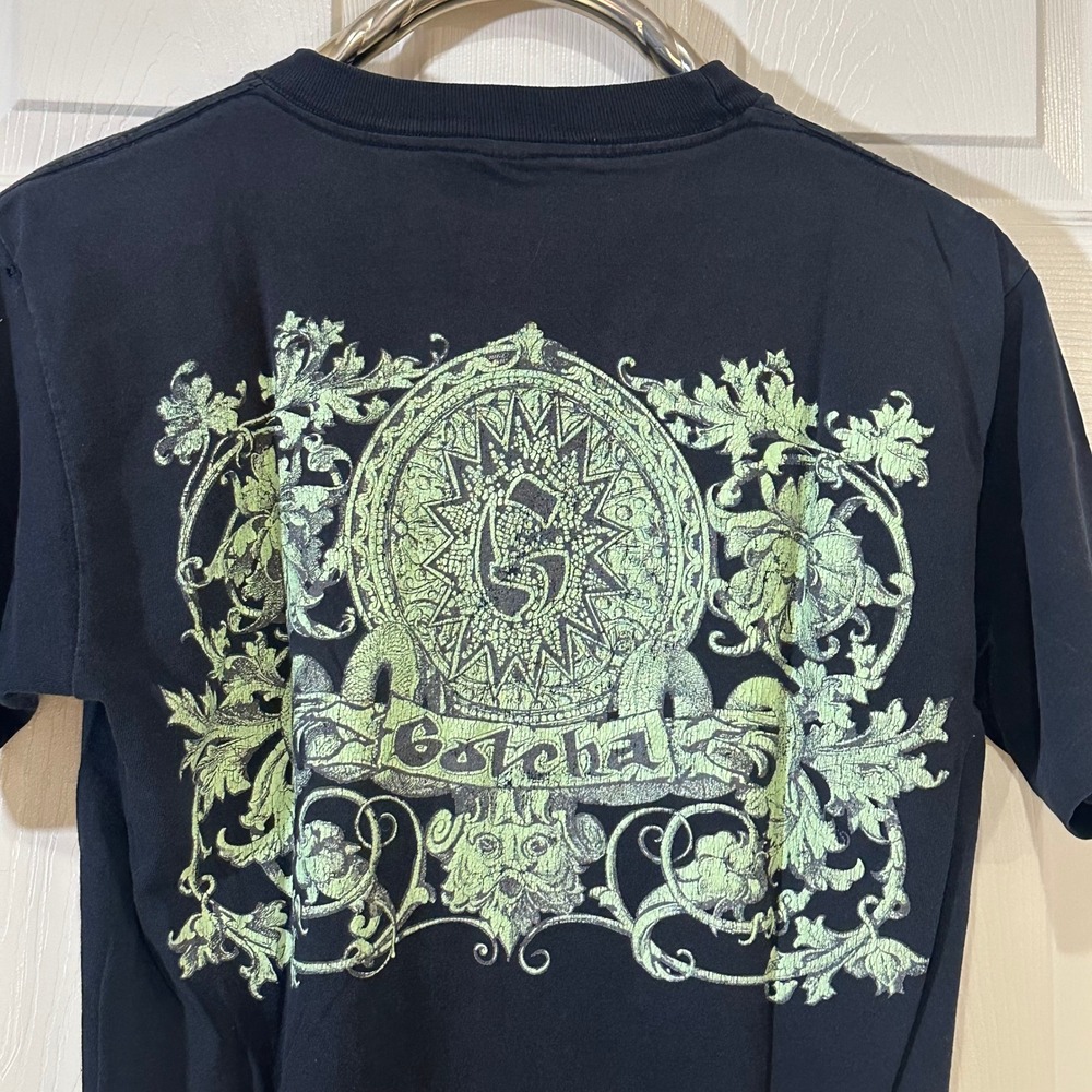 Gotcha Mens Graphic T-Shirt Black‎ Green Ornate Crest Surf Skate Short Sleeve